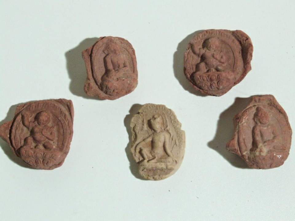 Amulett-5 Ts'a-ts'a (Ex voto); 5 Tonfigürchen (aus Tschorten)