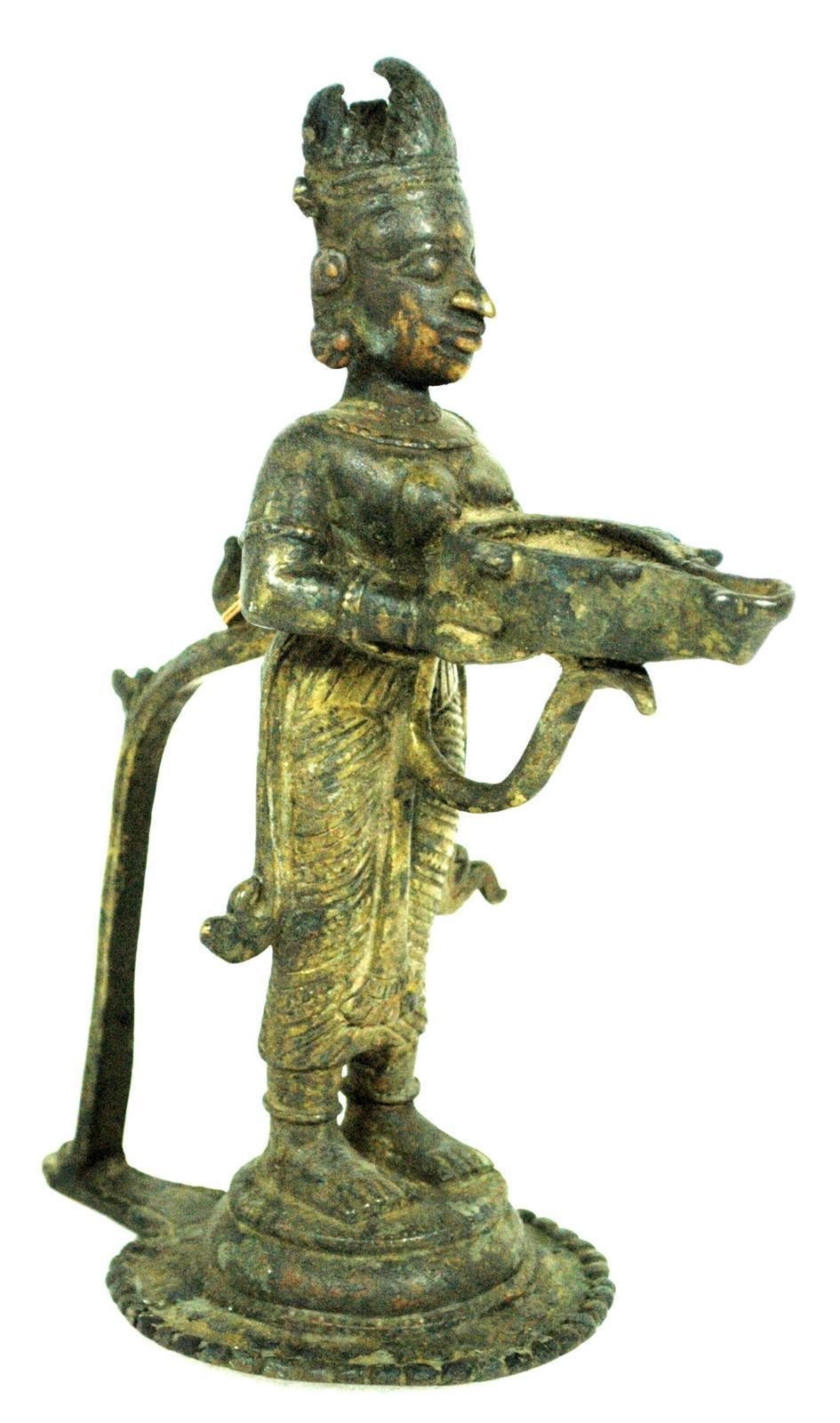 Weibliche Figur mit Öllampe