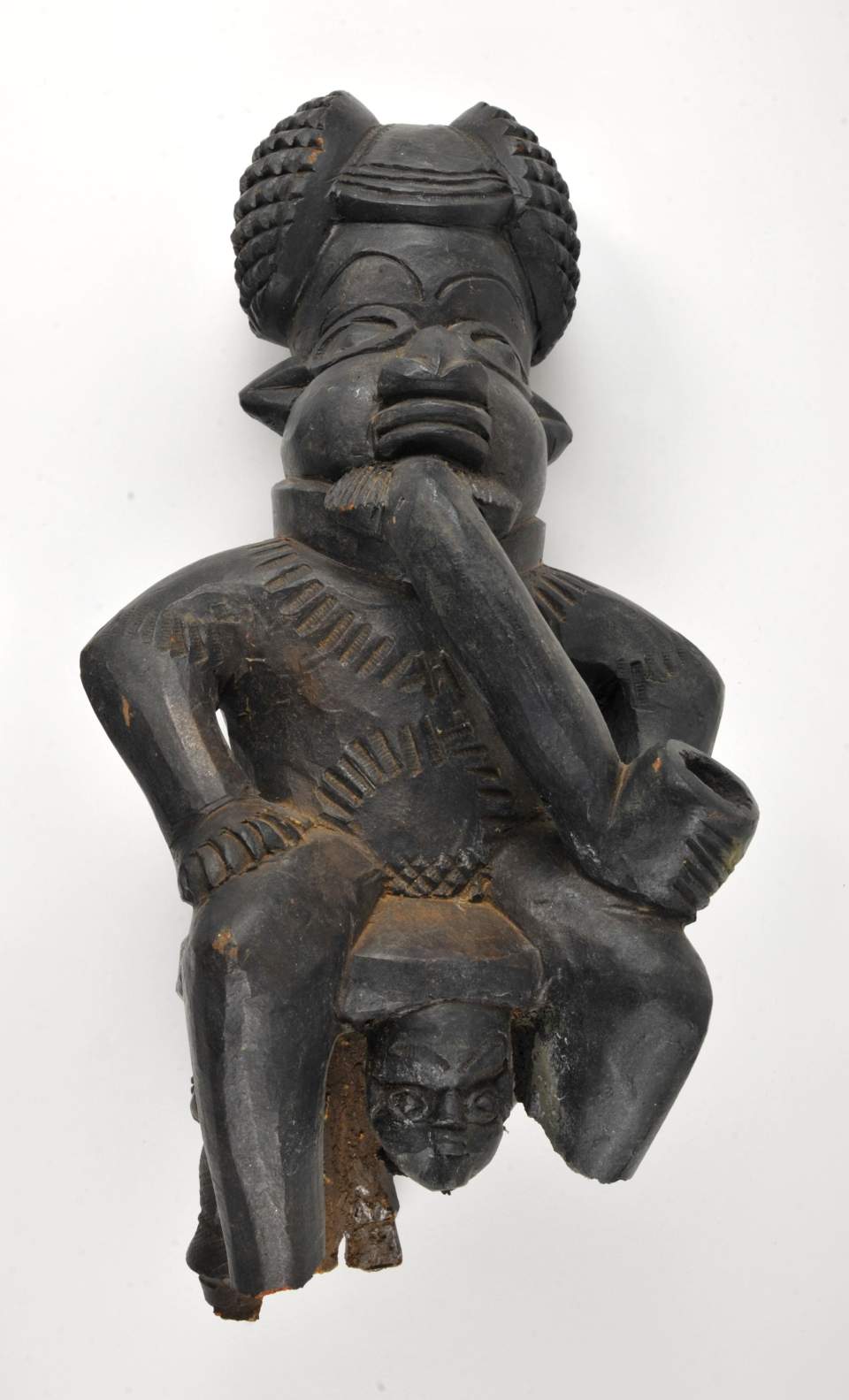 Herrscherfigur mit Machtsymbolen