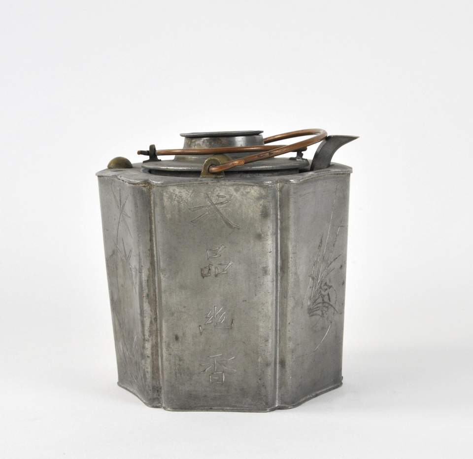 Teekanne mit Deckel