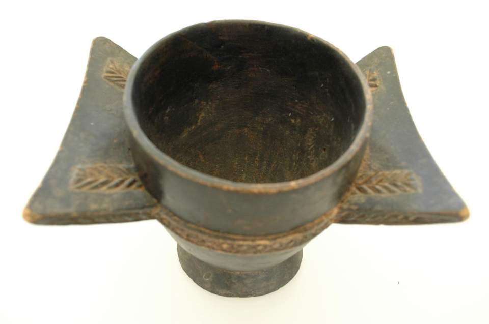 Schale-Speiseschale mit flügelarigen Griffen