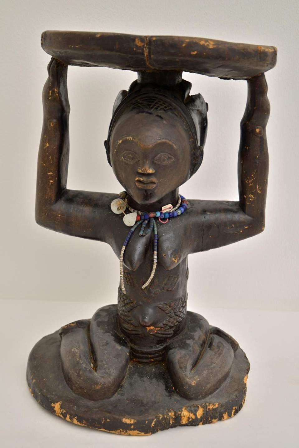 Thronhocker mit weiblicher Trägerfigur „kibona“
