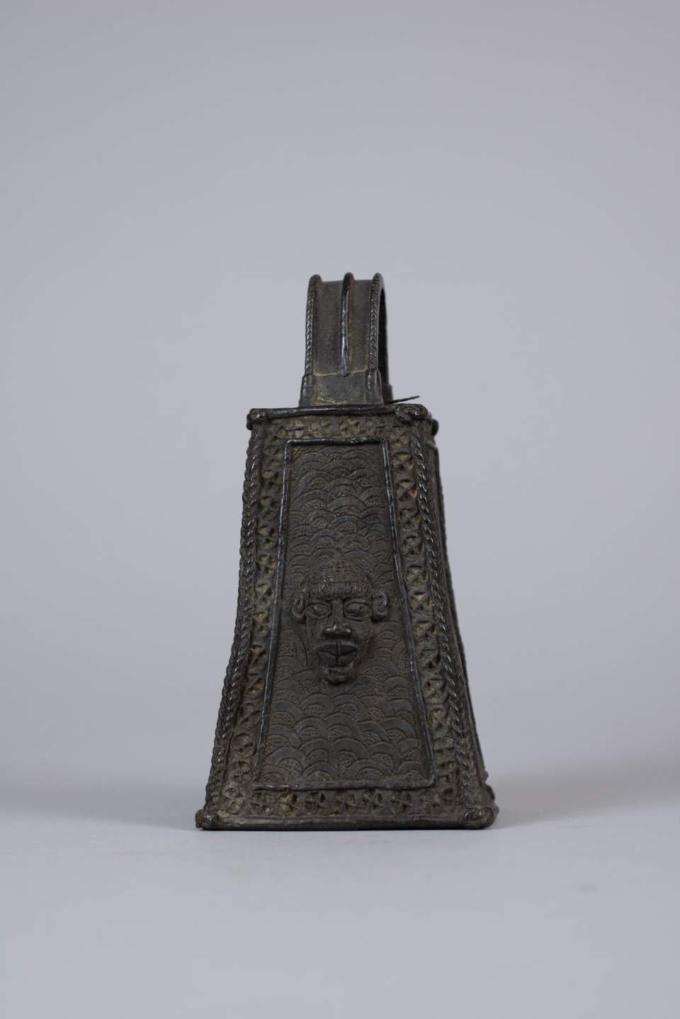 Viereckige Glocke mit Kopf