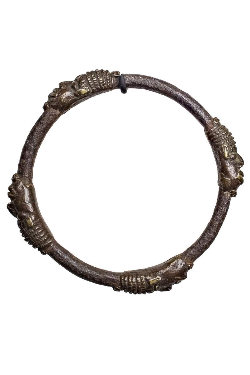 Armreif, Ring mit vier Trophäen (?) –Köpfen