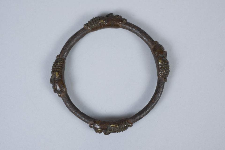 Armreif, Ring mit vier Trophäen (?) –Köpfen