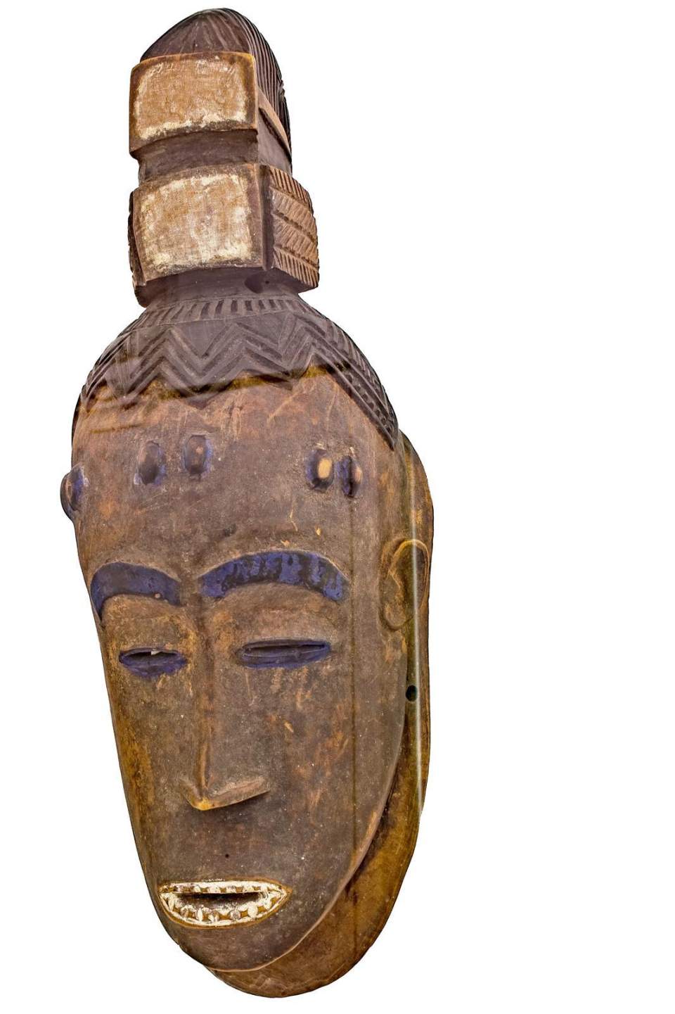 Maske vom Typ „gu“ mit doppelter Amulettbeutelreihe in der Frisur