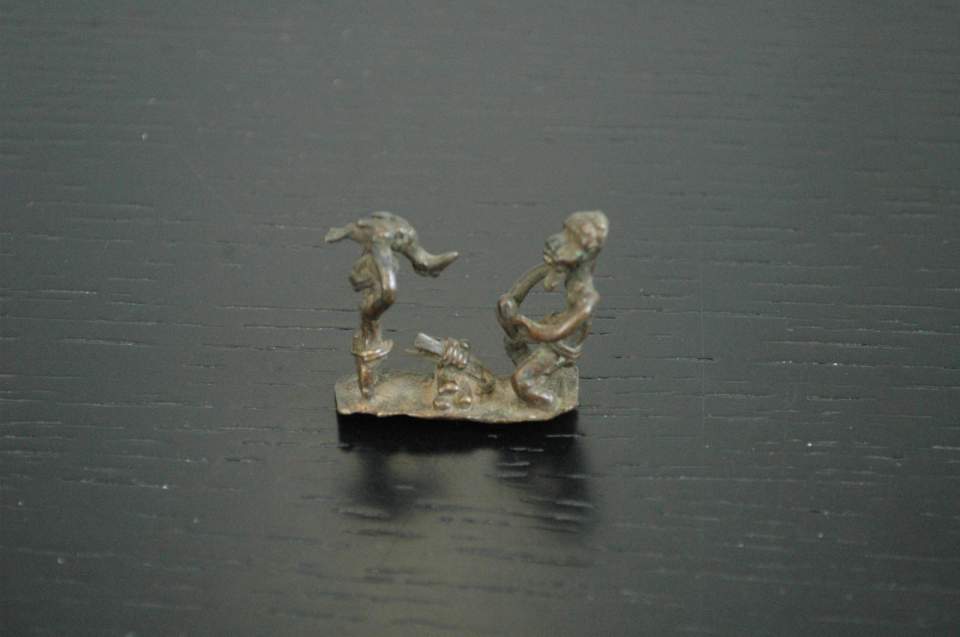 Goldgewicht stehende Figur, Vogel tragend