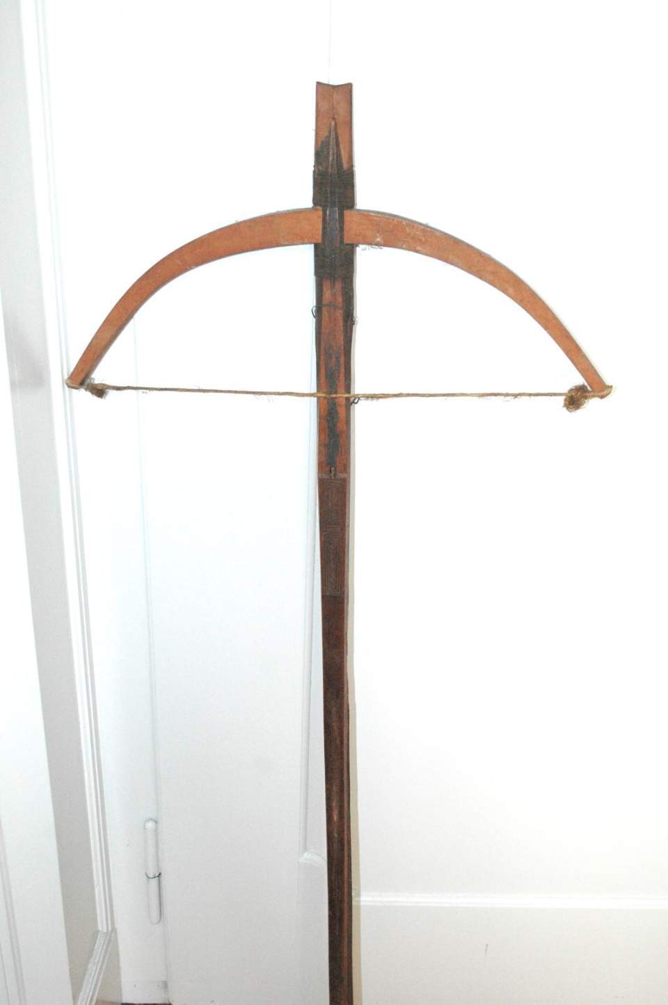 Armbrust mit Pfeilen