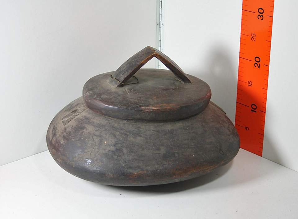grosses Holzgefäss mit Deckel