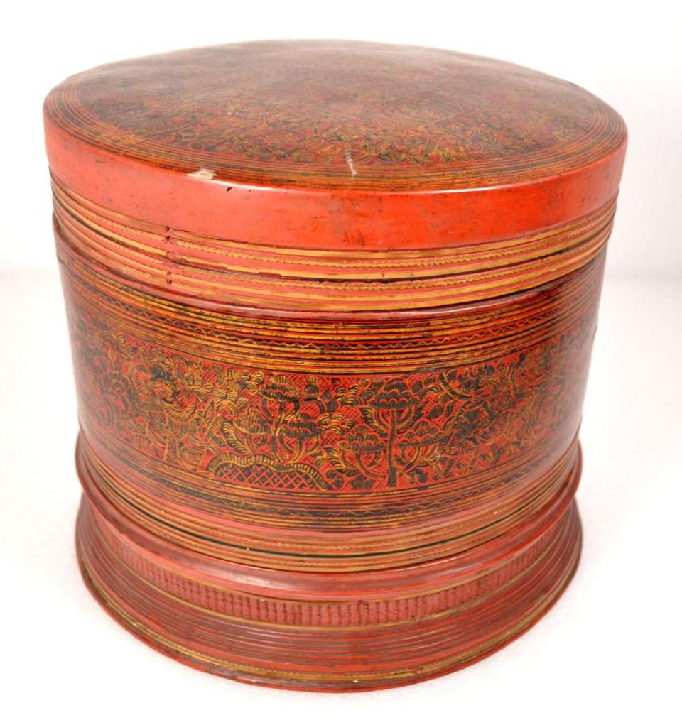 Grosse rote Schachtel mit Figurendekor