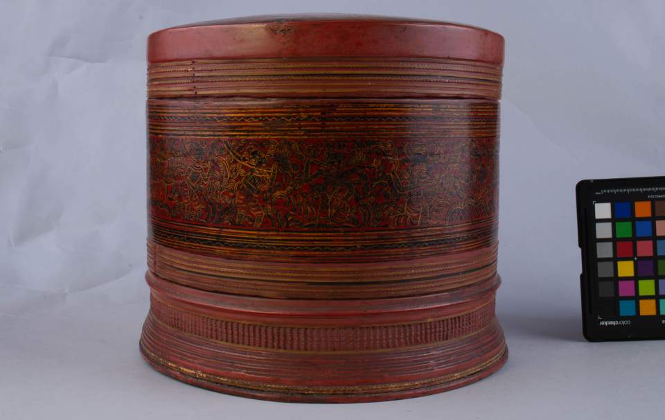 Grosse rote Schachtel mit Figurendekor