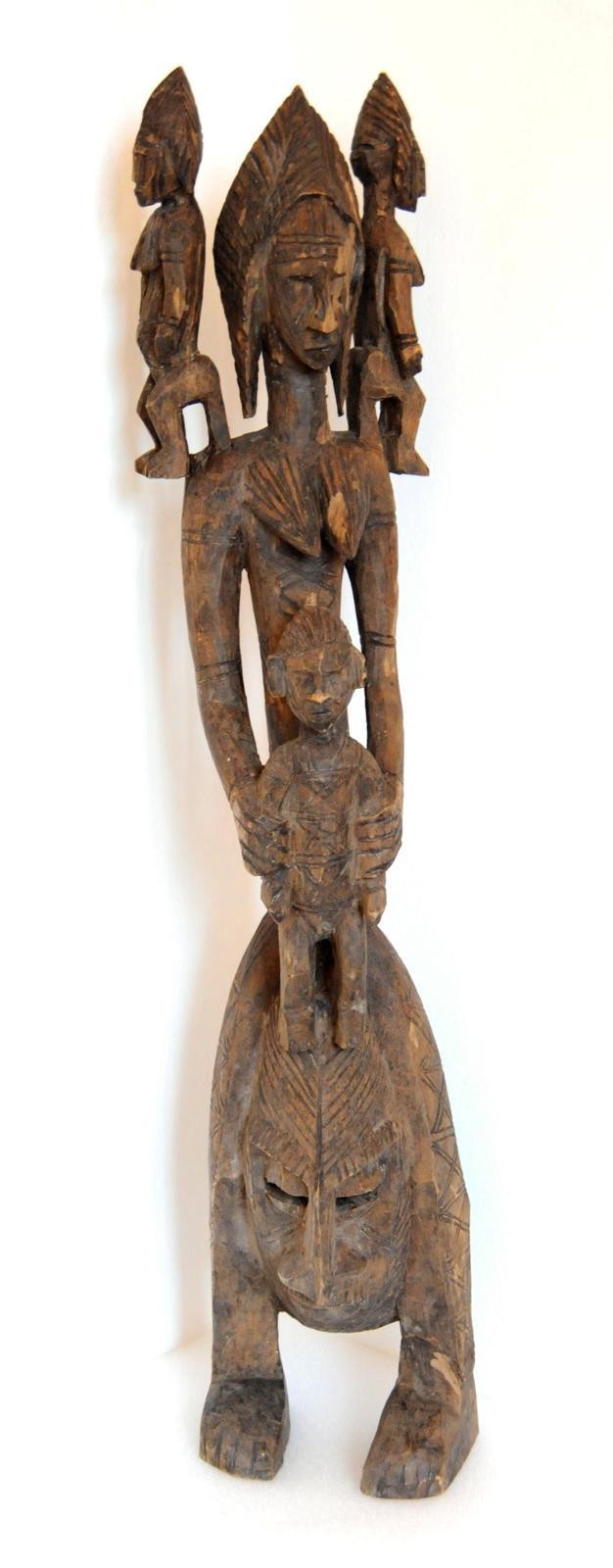 Maske mit Frauenfigur 