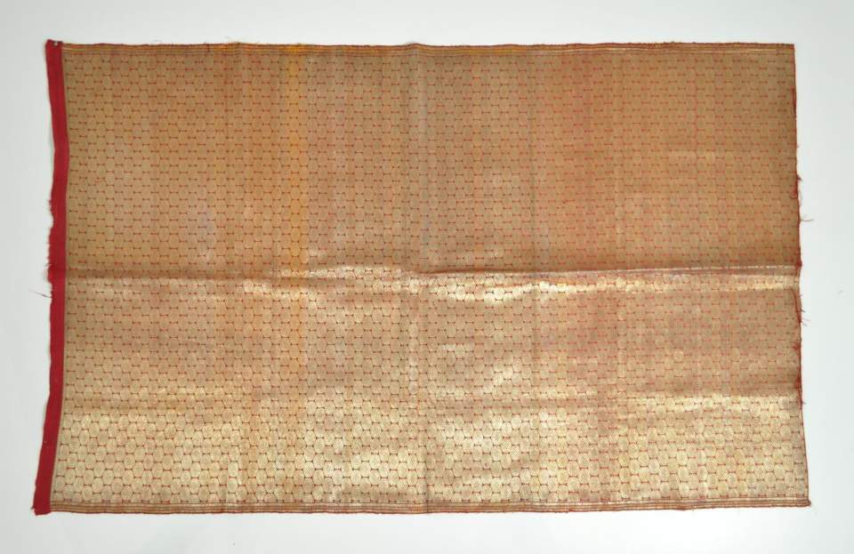 Goldbrokat, rote Seide