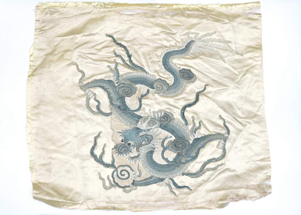 Stickerei auf hellgelber Seide