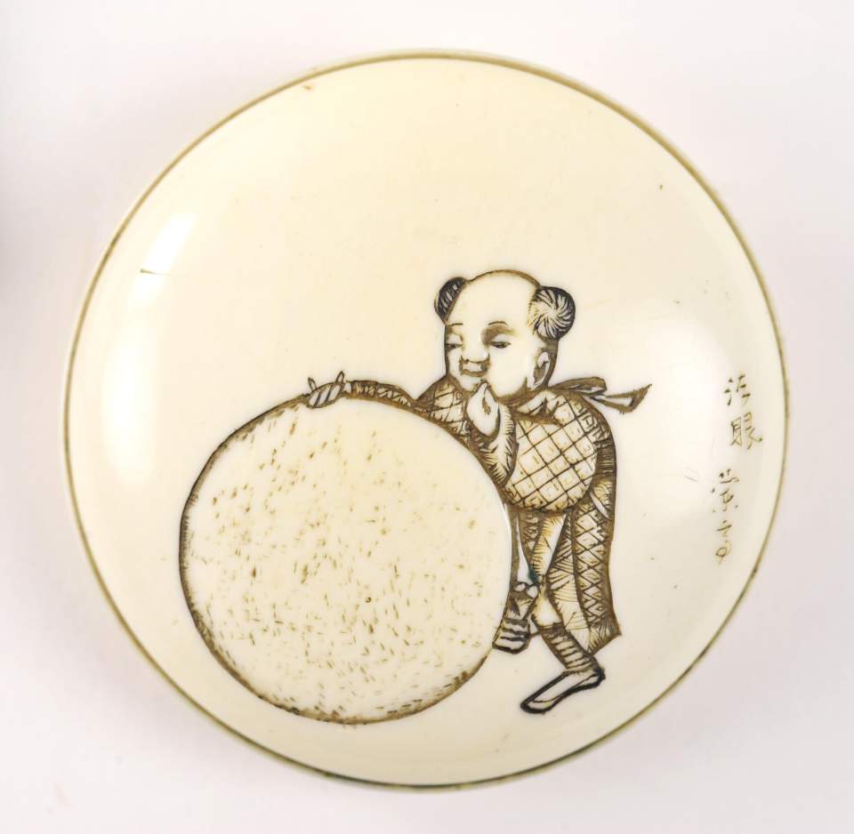 Netsuke-Manjû mit Kind und grossem Schneeball