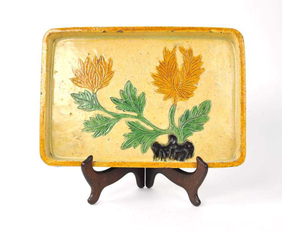 Viereckige Platte mit geritztem Chrysanthemendekor