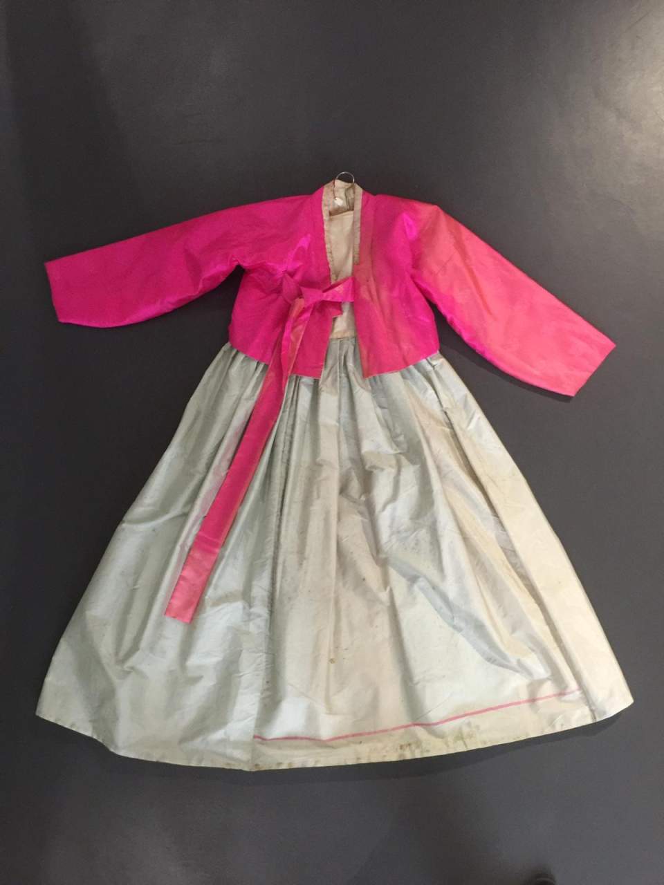 Traditionelles Gewand mit Schuhen - rote seidene Ärmeljacke