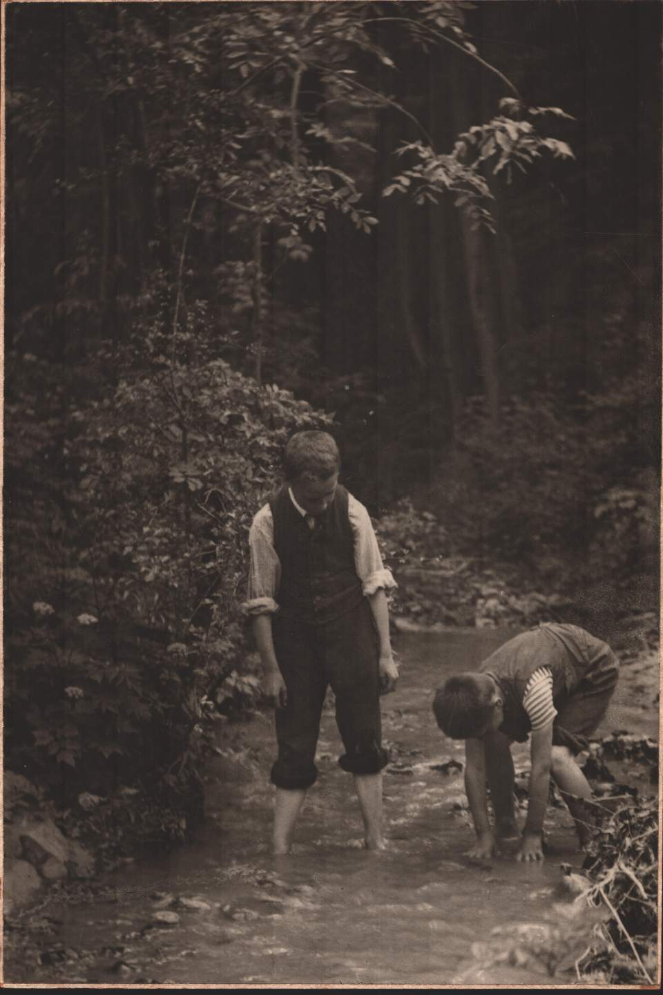 4 Fotos, Mädchen vor Gartentor, spielende Knaben im Bach