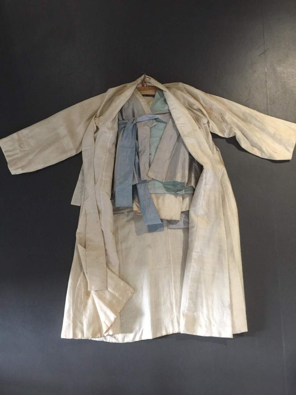 Traditionelles Gewand mit Schuhen - Seidene Ärmeljacke wattiert
