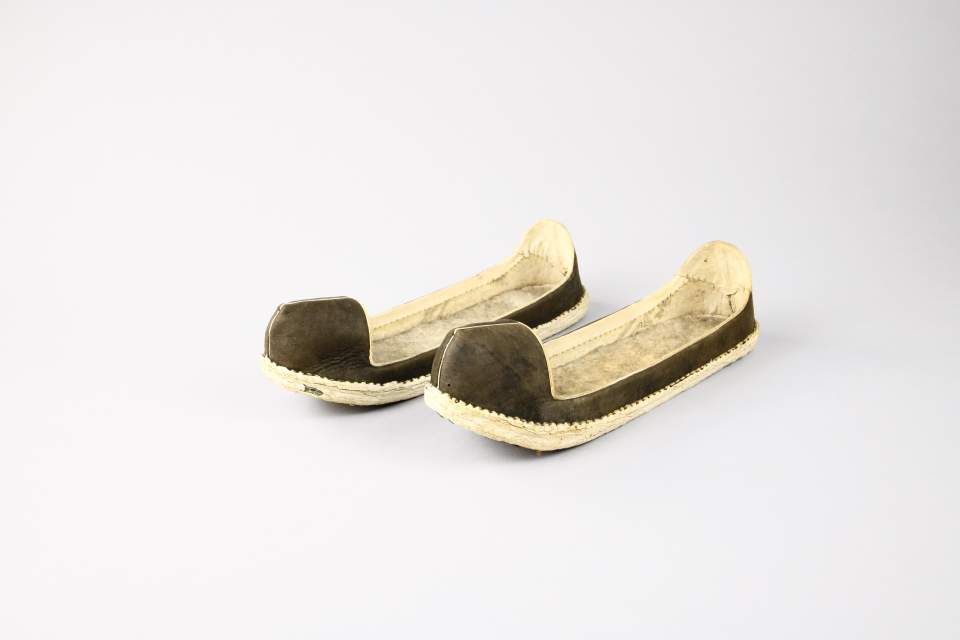 Traditionelles Gewand mit Schuhen - Schuhe schwarz weiss