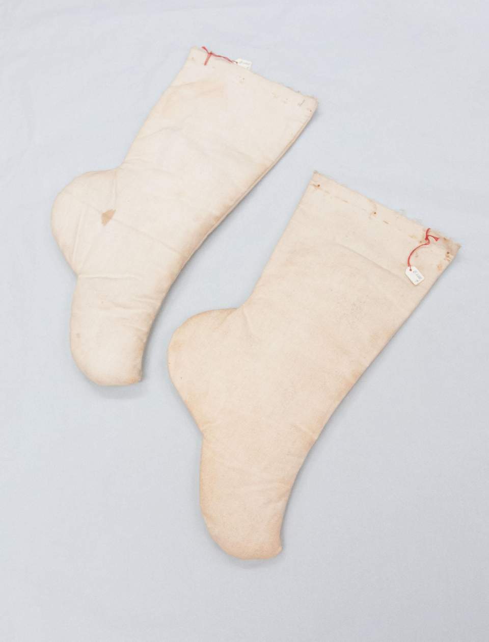 Traditionelles Gewand mit Schuhen - Strümpfe