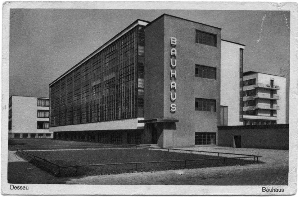 13 Postkarten und Fotografien zum Bauhaus Dessau