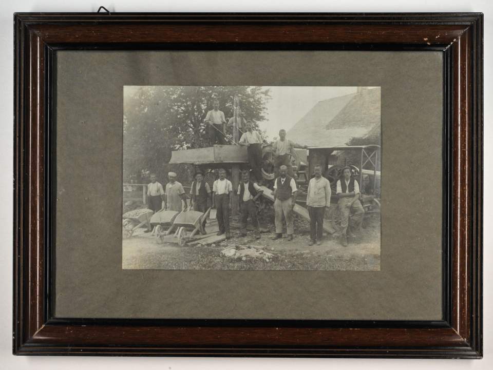Erinnerungsstücke des Wegmachers Heinrich Baumann, Kirchberg SG - Gruppenfoto gerahmt