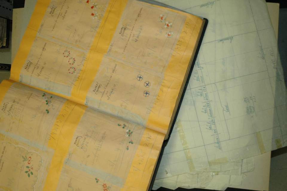 1 Lot Mappen zu "Stickereientwürfe und Vorlagen, Musterbücher"