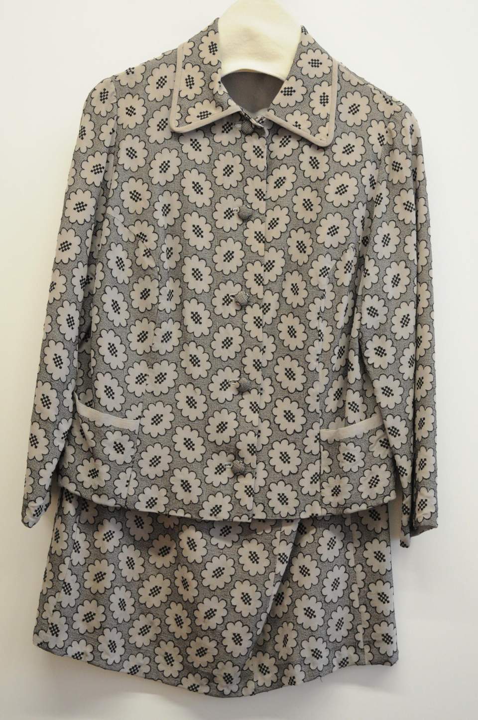 Deux-Pièce, zweiteiliges Damenkleid mit Rock und Oberteil