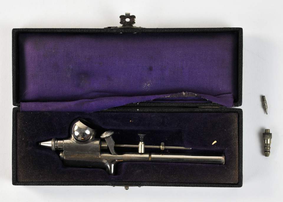 1 von 3 Air Brush Pistolen. (Farbspritzpistolen mit Luftdruck) im Etui