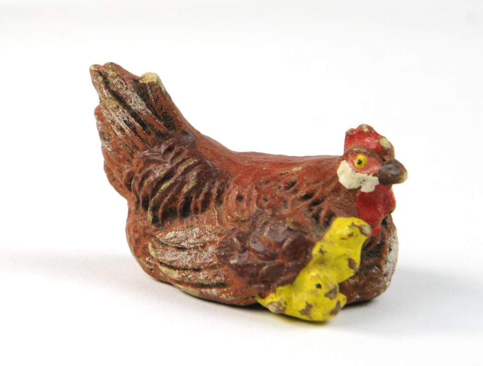 Zoo-Modell: sitzendes Huhn mit Küken