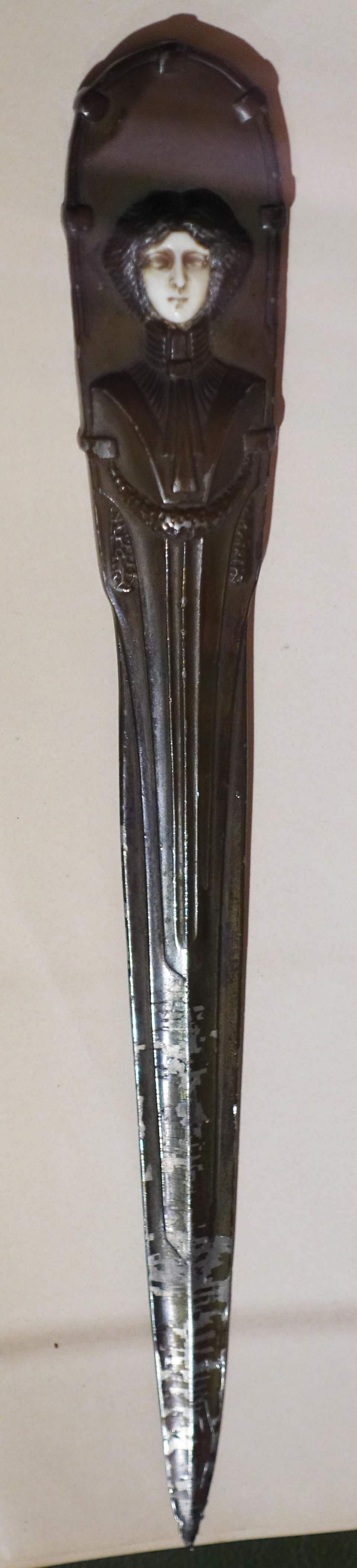 Brieföffner aus dunkel patiniertem Metall und Elfenbein, um 1900