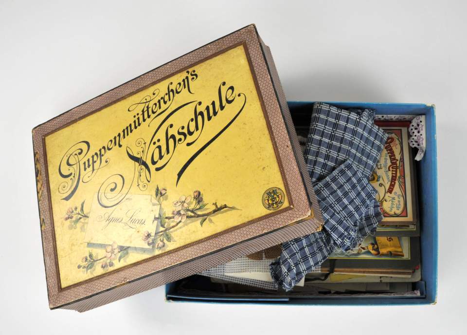 Spiel, Lernspiel von Agnes Lucas Puppenmütterchens Nähschule