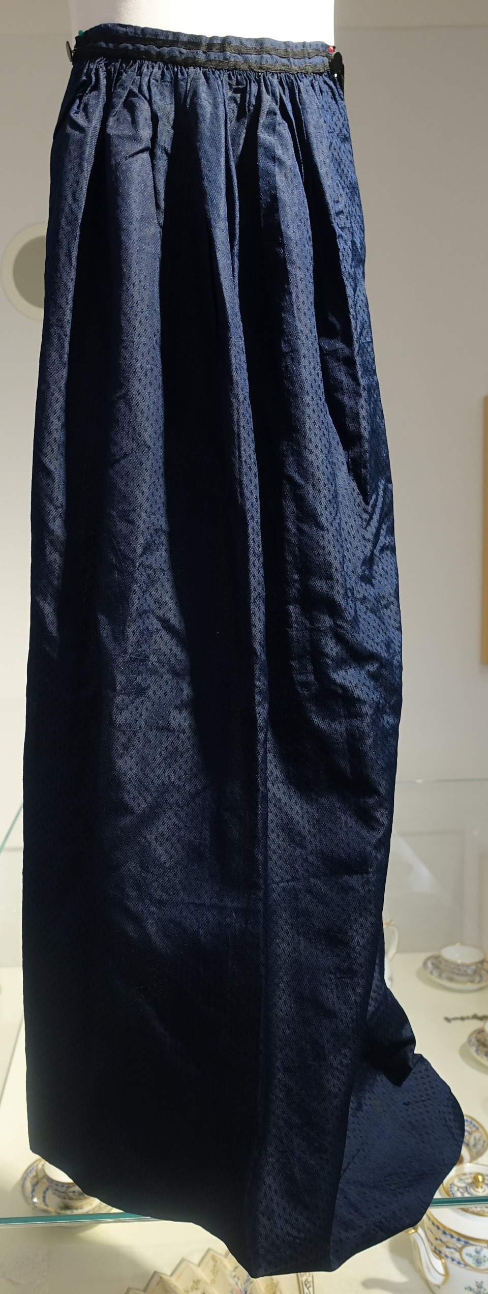 2 Schürzen einer Wiler Festtracht, Frauentracht