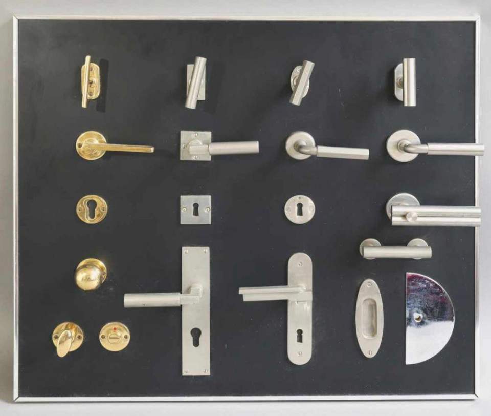 Mustertafel mit Türdrückern und Fenstergriffen, Tableau