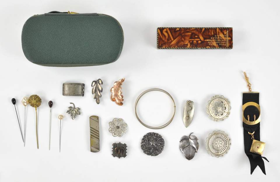 Etui mit Gewandschmuck, Broschen, Gewandnadeln und ein Uhrenband
