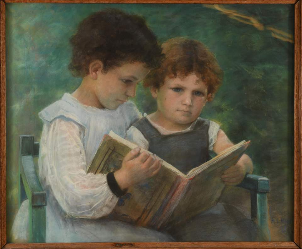 Porträt zweier Kinder mit Buch
