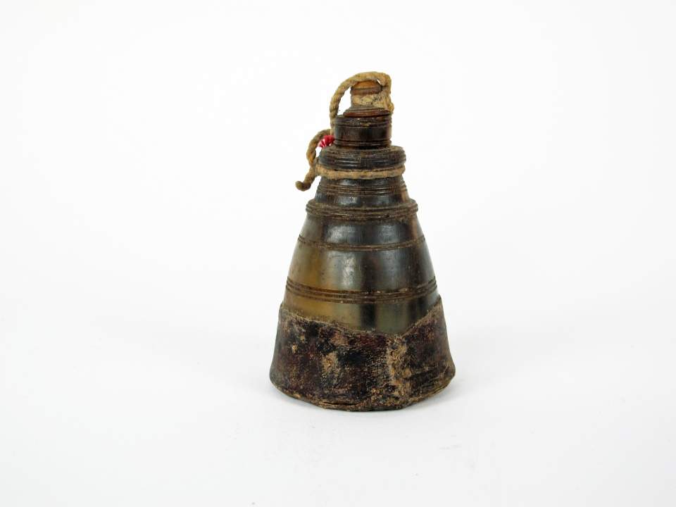 Büchse für Pfeffer und Salz aus Horn und Leder