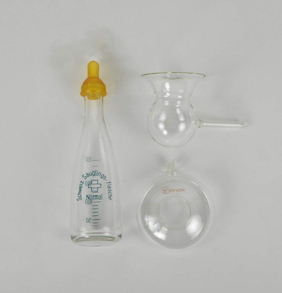 Säuglingsflasche mit Zubehör zum Abpumpen