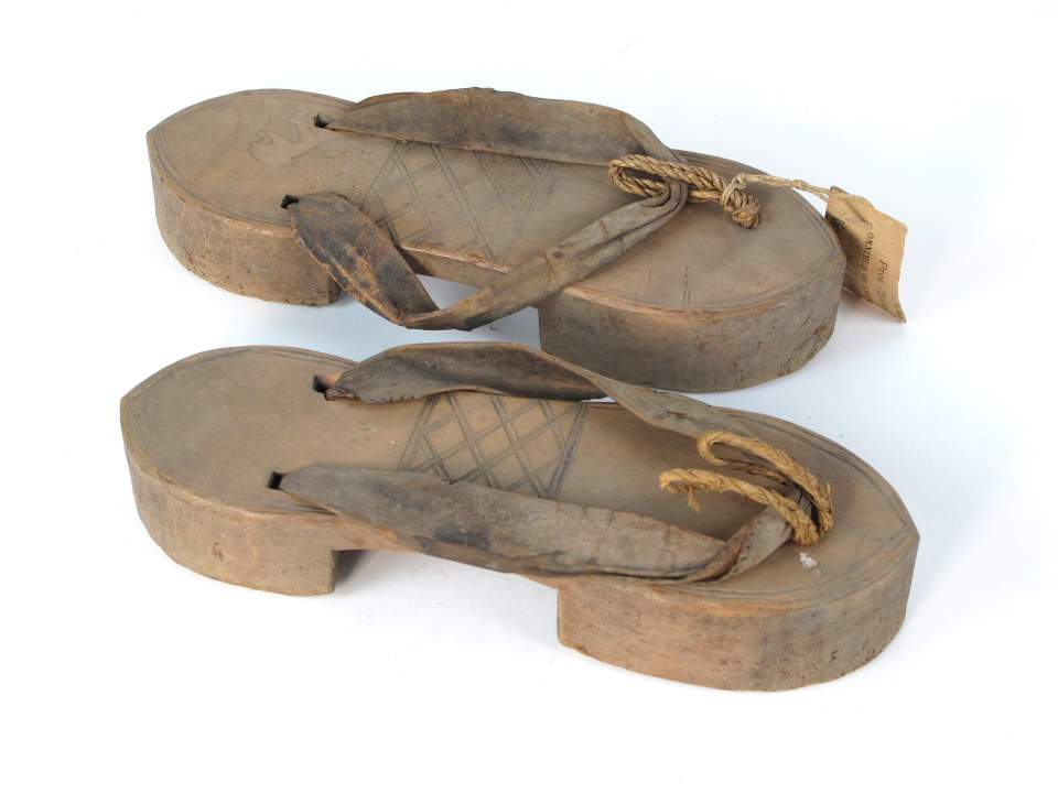 Sandalen aus Holz