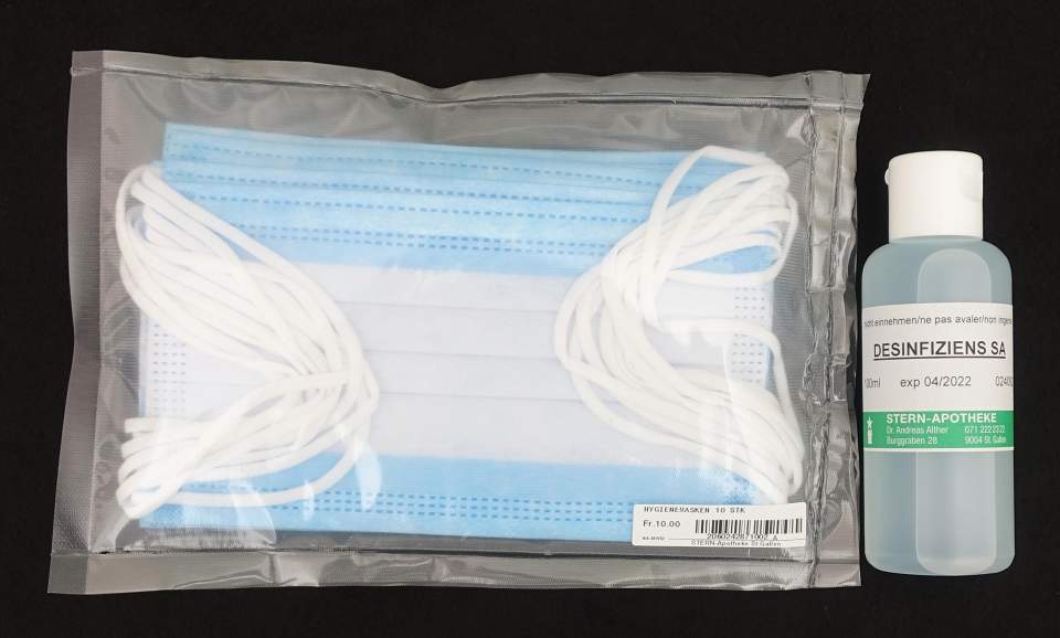 Set mit 10 Schutzmasken und einem kleinen Desinfektionsmittel für 1 Person in Corona-Zeiten