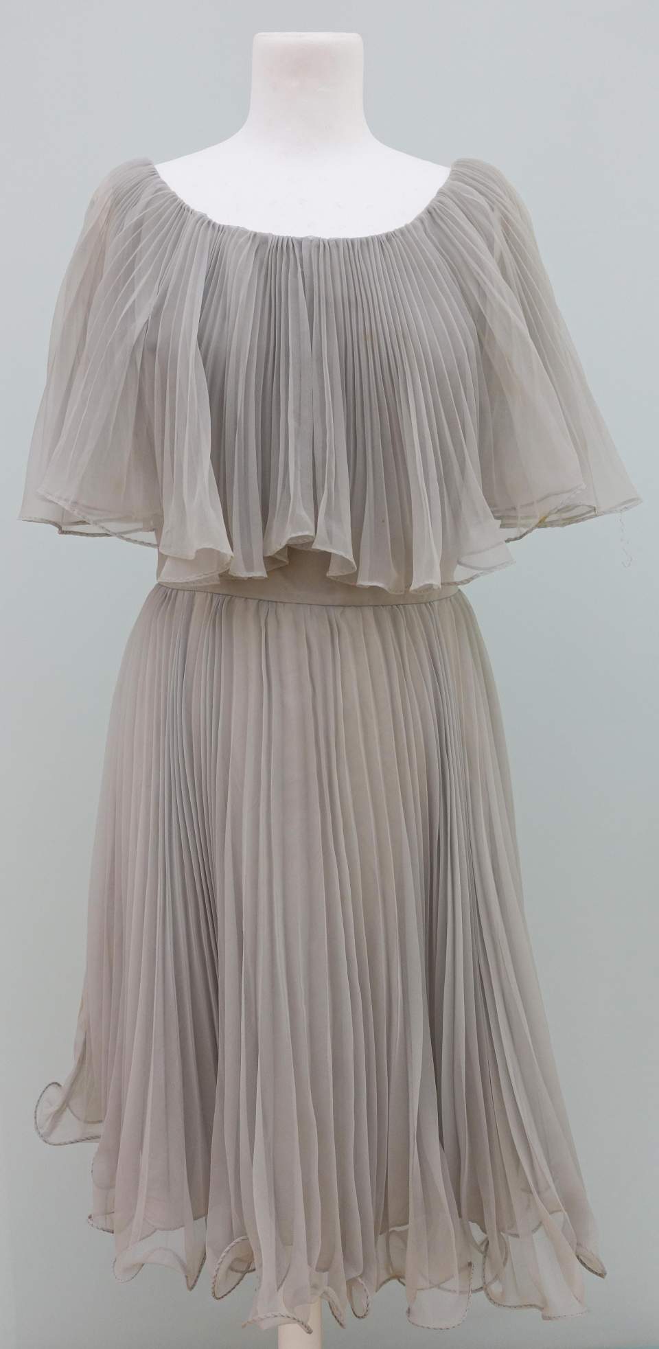 Hellgraues Cocktailkleid, Sommerkleid