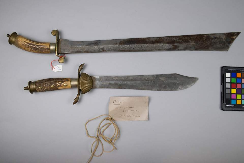 Zwei Keris mit Horngriffen (Kolonialstil)