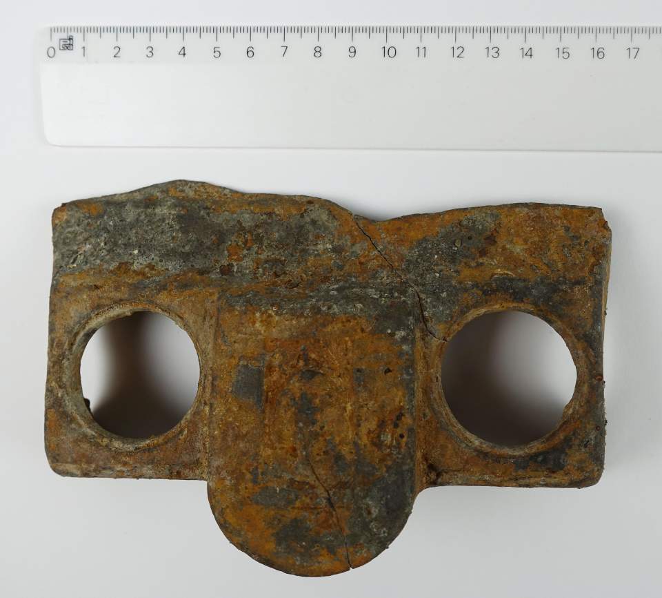 Maskenartiges Fundstück aus dem Sittertobel, aus dem Industriezeitalter um 1900