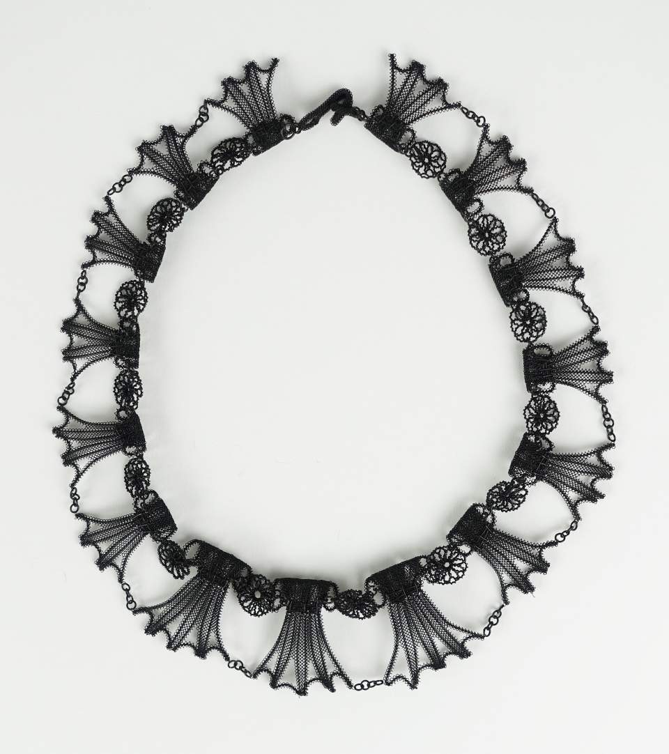 Halsflor, Halsband, geklöppelt aus Rosshaar?