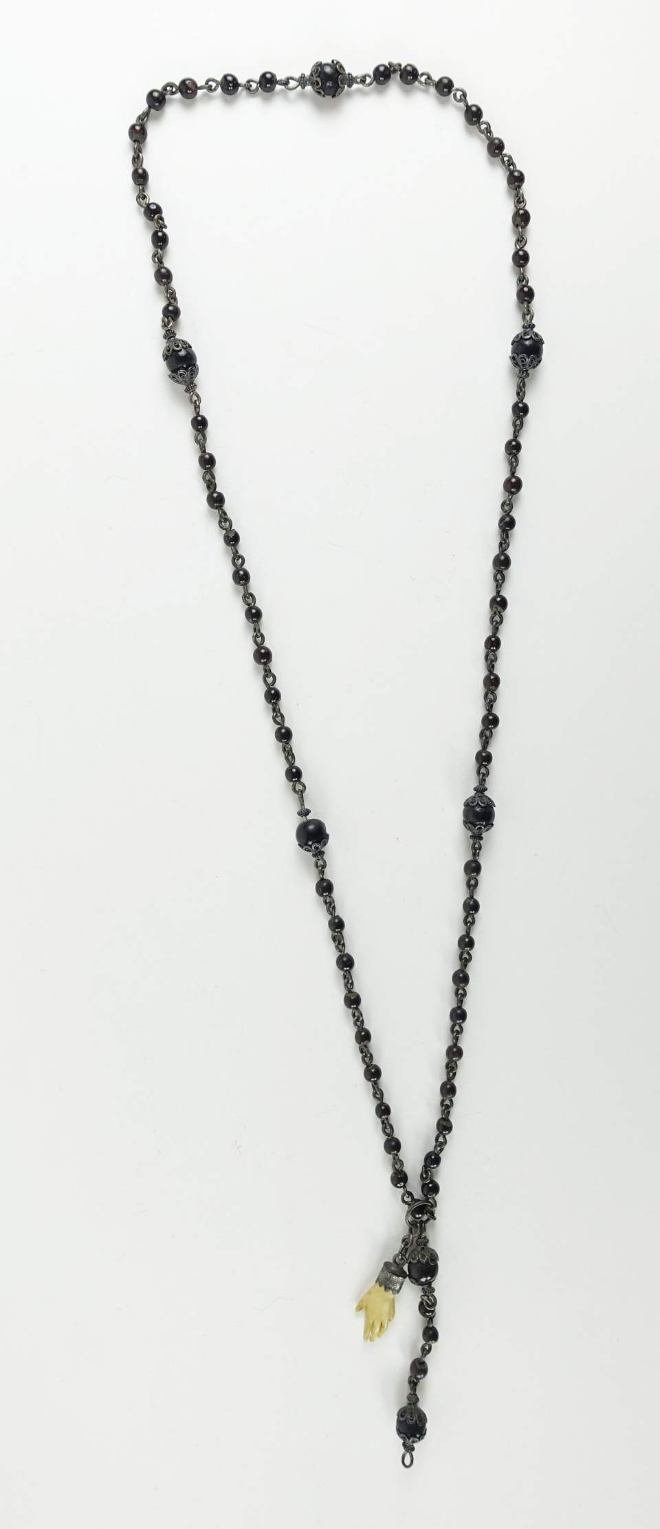 Rosenkranz, Paternoster mit schwarzen Glasperlen und Silbereinfassungen, um 1830