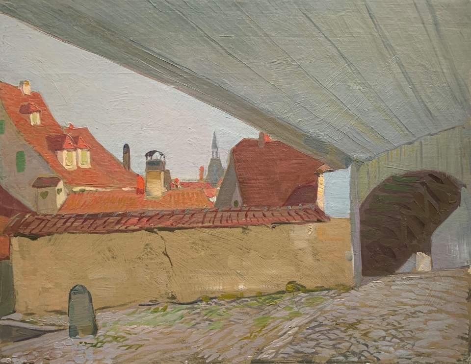 Blick auf Hausdächer von unter einer Brücke