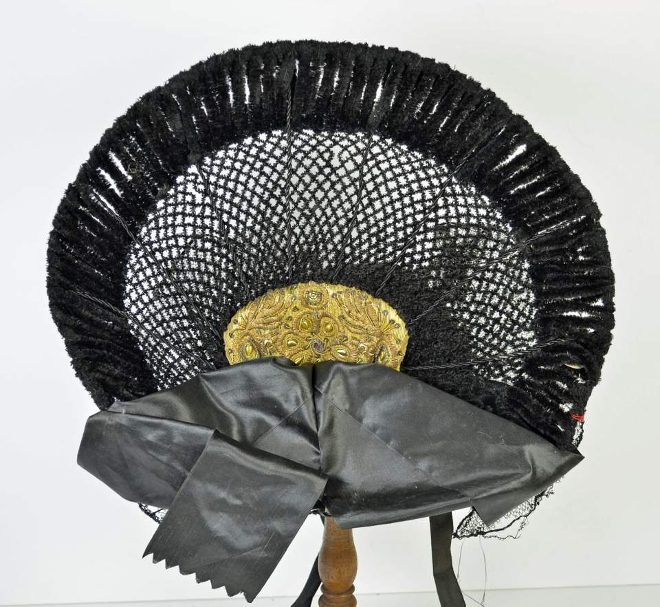 Schwarze Chenille-Radhaube; Fürstenland SG, 19. Jh., Trachtenhaube