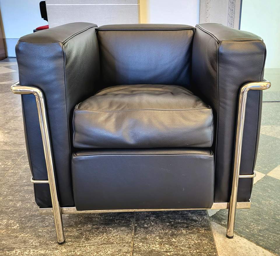 zwei LC2 - Sessel (Nachbildungen des Designklassikers von Le Corbusier, Charlotte Perriand und Pierre Jeanneret)