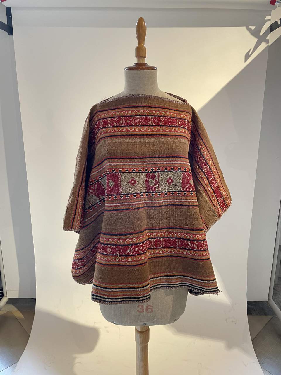 Poncho, gelb-roter, gewobener Stoff mit Stickereien